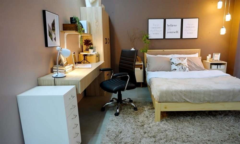 How to Arrange a Bedroom With a Desk