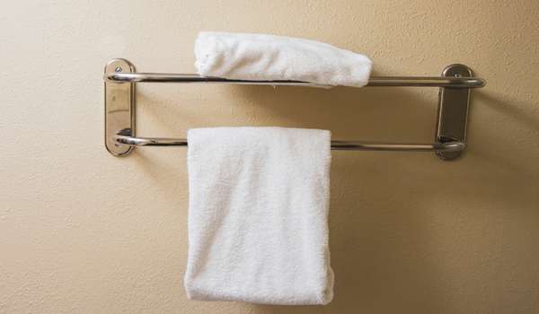 Double Towel Rack Ideas for a Modern Bathroom