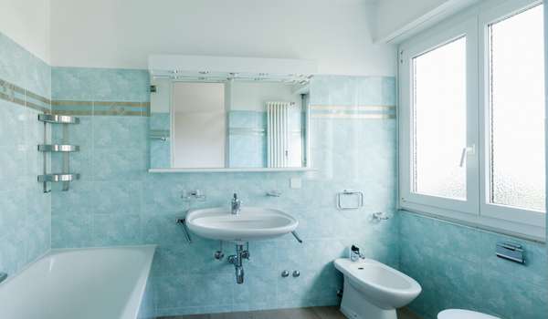 Pick an Accent Color For a Small Bathroom