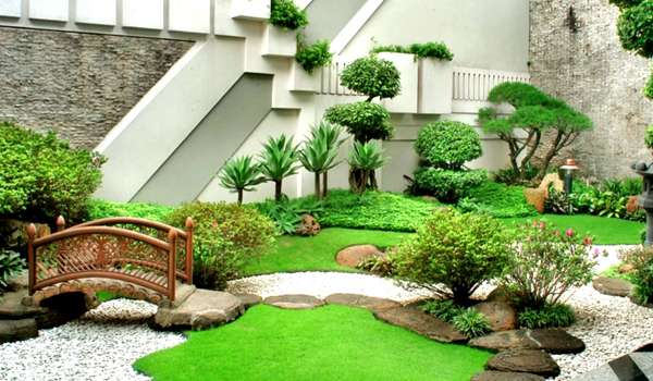Sophisticated Japanese Garden For Low-Maintenance Flower Bed Ideas Front Of House