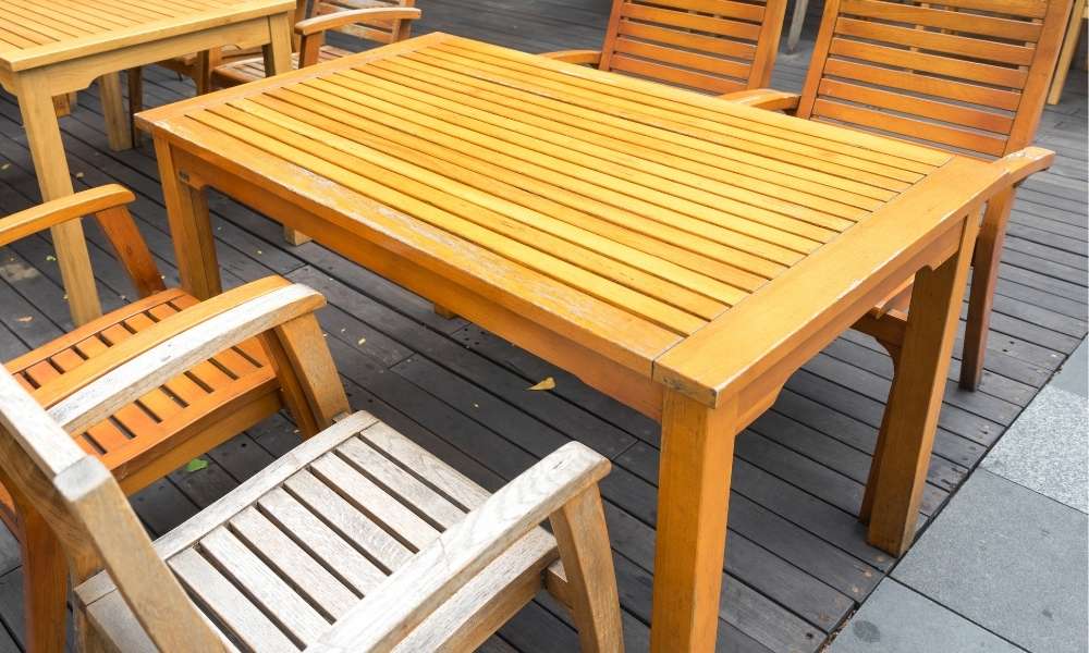 Wooden Outdoor Coffee Table Decor Ideas