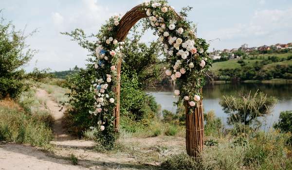 Classic Outdoor Wedding Arches Ideas