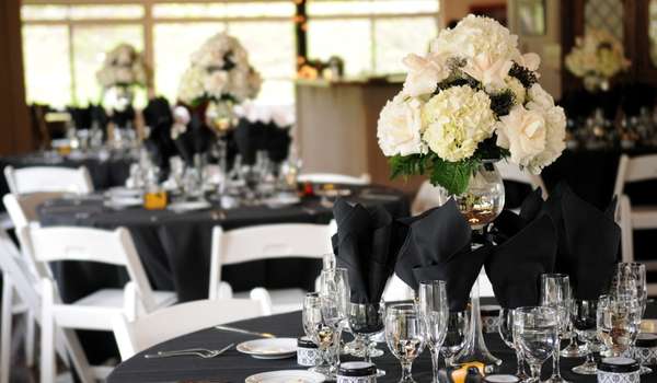 Use Black And White Table Decor For Party