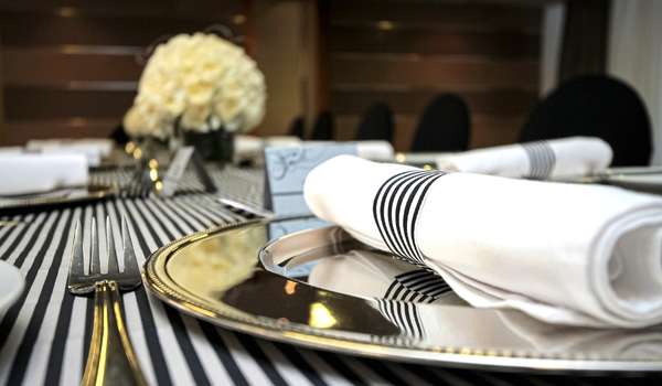 Use Black And White Tablecloths For Party
