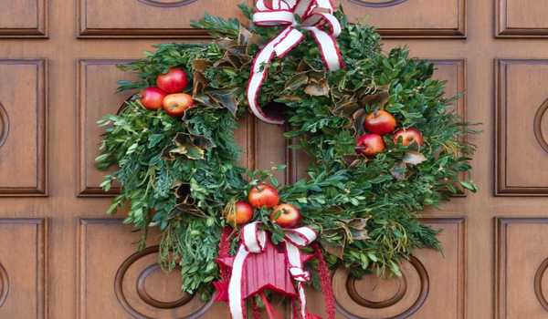 Double-Sided Tape Creative Ideas Hang a Wreath on a Door Without a Hanger