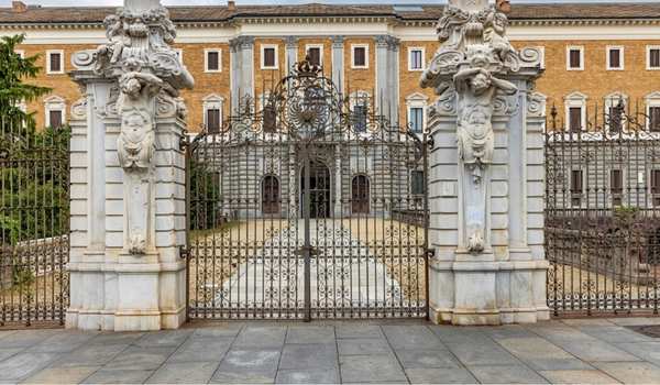 Spanish-Model Vintage Gate