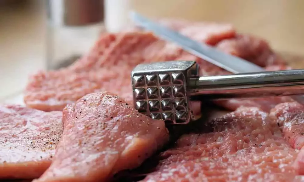 How to Use Meat Tenderizer Powder on Steak